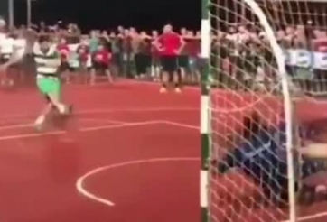 VIDEO: Thủ môn ăn mừng quá sớm sau khi cản được cú sút penalty