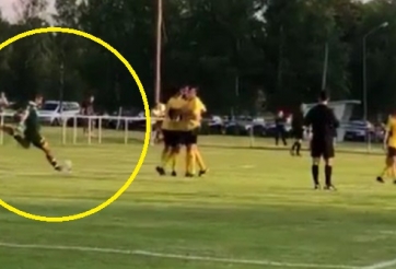 VIDEO: Bị thủng lưới, thủ môn cay cú 'nã đại bác' vào đối phương