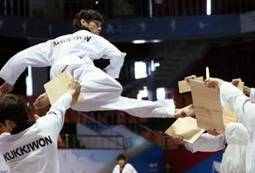 VIDEO: Màn công phá Taekwondo ngoạn mục thu hút 42 triệu lượt xem