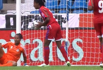 VIDEO: Cầu thủ bắt bóng hộ thủ môn và quyết định của trọng tài