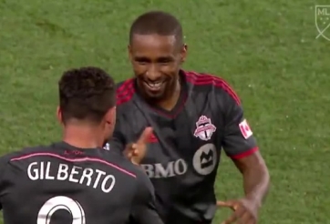 VIDEO: 2 cầu thủ 'biến thù thành bạn' chỉ sau một tình huống