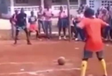 VIDEO: Cầu thủ sút penalty như 'trừng phạt' khán giả