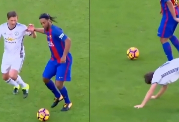 VIDEO: Ronaldinho khiến huyền thoại MU phải bò trên sân