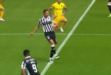 VIDEO: 2 cầu thủ thành trò cười vì quên thủ tục