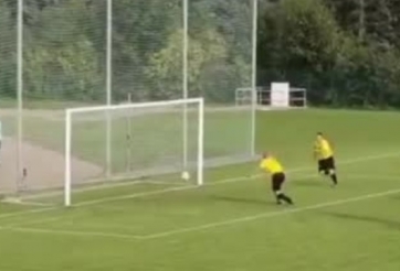 VIDEO: 2 cầu thủ cùng phá bóng và cái kết như trong game