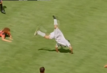 VIDEO: Màn ăn vạ đẹp mắt và hài hước nhất trong bóng đá