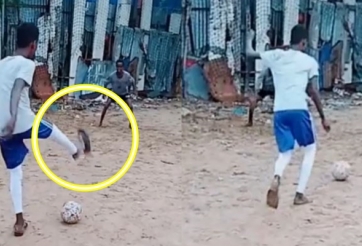 VIDEO: Thủ môn nhận 'cú lừa' bởi một chiếc dép