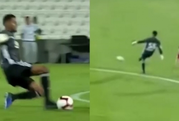 VIDEO: Thủ môn trượt cỏ cũng đủ khiến tiền đạo mất bàn thắng