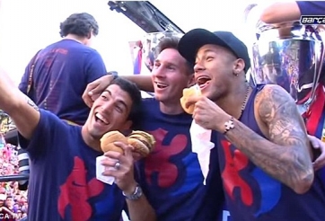 VIDEO: Messi, Neymar, Suarez chia nhau từng cái bánh ở Barca