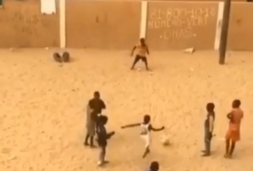 HÀI HƯỚC: Sút trộm penalty, cậu bé bị cả đội bóng đánh hội đồng