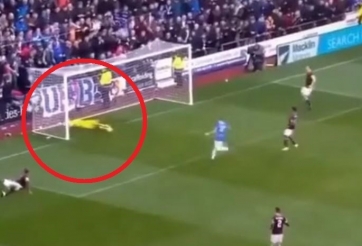 VIDEO: Bóng giữa vạch vôi, cầu thủ sút luôn thủ môn vào lưới