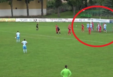 VIDEO: Đội bóng xếp rào trong khung gỗ để chống đá phạt