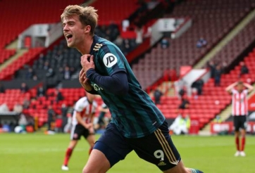 Cựu sao Chelsea giúp Leeds có chiến thắng muộn