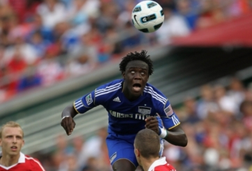 VIDEO: Ăn mừng phản cảm, cựu sao Ngoại hạng Anh bị trọng tài 'hỏi thăm'