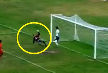 VIDEO: Hậu vệ hạ knock-out thủ môn rồi phản lưới hài hước