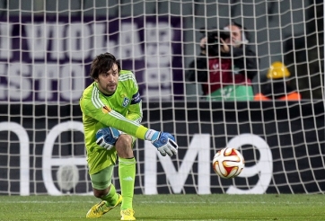 HLV làm thủ môn thay cho học trò nhiễm Covid-19 trên ĐTQG