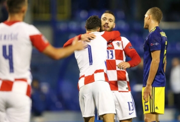 Á quân thế giới giành chiến thắng muộn trên sân nhà