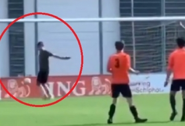 VIDEO: Không thấy cột dọc ở đâu, thủ môn không thèm bắt bóng