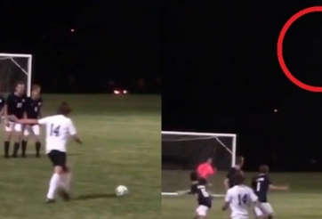 VIDEO: Cầu thủ 'bắn siêu cao' tưởng không vào mà lại vào