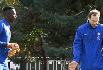 Thủ môn Chelsea không muốn Cech thi đấu