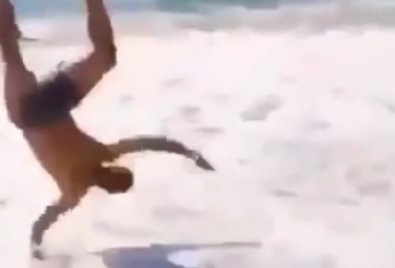 VIDEO: Rê bóng rồi bị sóng biển 'đốn ngã' như thật