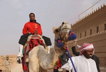 Evra đăng ảnh cưỡi lạc đà, kêu gọi sa thải ban lãnh đạo MU