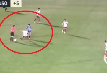 VIDEO: Cầu thủ ban bật với trọng tài loại bỏ đối phương dễ dàng