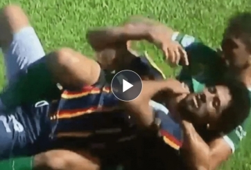 VIDEO: Cầu thủ siết khóa biến đối phương thành 'gà không lối thoát'