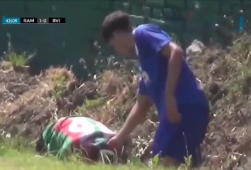 VIDEO: Cầu thủ đi vào lòng đất theo đúng nghĩa đen