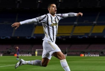 Ronaldo làm lu mờ Messi bằng cú đúp penalty