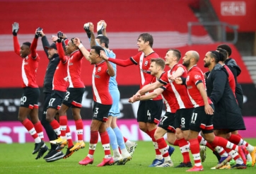 Southampton đè bẹp đội bét bảng Ngoại hạng Anh