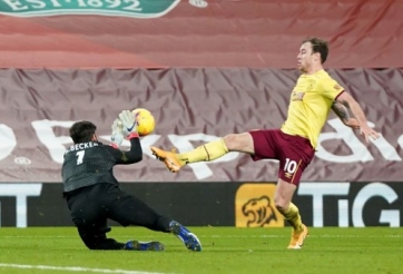 Klopp tiết lộ điều Alisson nói về quả phạt đền trong thất bại của Liverpool