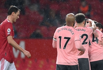 HLV Sheffield kìm hãm học trò 'nhảy múa' khi thắng MU