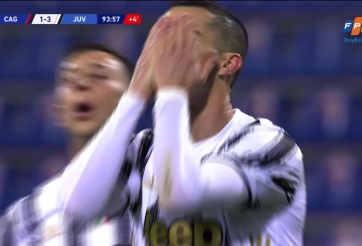 Ronaldo bỏ lỡ khó tin ở khoảng cách quen thuộc