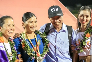 Bố mẹ thay Đoàn Văn Hậu nhận huy chương vô địch V-League 2019