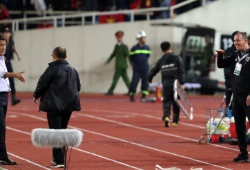 Video: Cận cảnh tình huống chế giễu HLV Park Hang Seo của trợ lý HLV Thái Lan