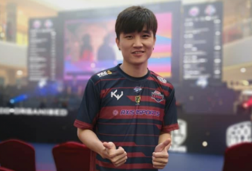 Quang Barca giành chiến thắng đầu tay khi trình diễn lối chơi 'bóng đá người già'