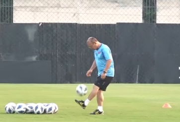 VIDEO: HLV Park Hang Seo thể hiện kỹ năng tâng bóng đỉnh cao