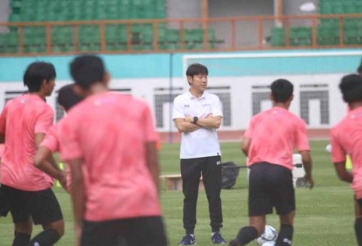 Cầu thủ Indonesia tiếp tục bị HLV người Hàn Quốc chê tả tơi