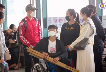 Mẹ Duy Mạnh khóc khi nhìn con ngồi xe lăn sang Singapore phẫu thuật