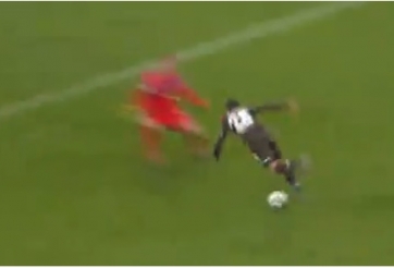 VIDEO: Tiền đạo ngã sấp mặt tạo ra cú lừa ngoạn mục