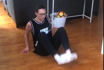 VIDEO: 'Thánh nữ' tâng giấy vệ sinh khiến Messi phải khóc thét