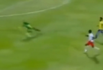 HI HỮU: Dùng tay cản phá ở giữa sân, thủ môn bình an vô sự