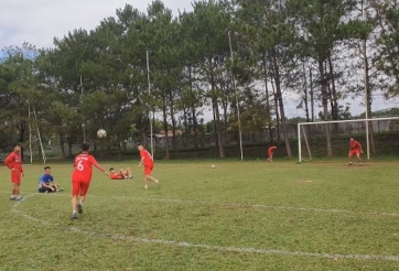 VIDEO: Đàn em Công Phượng tái hiện siêu phẩm volley của Zidane