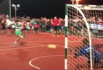 VIDEO: Thủ môn dính lời nguyền 'quẩy sớm ăn gì' và cái kết bất ngờ