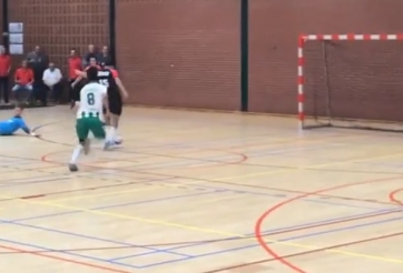 VIDEO: Pha bỏ lỡ đáng trách nhất lịch sử bóng đá Thế giới