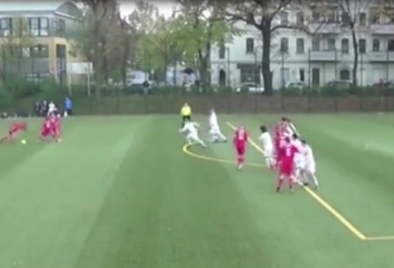 VIDEO: Pha phối hợp theo kiểu 'đội bóng thiếu lâm' cực dị