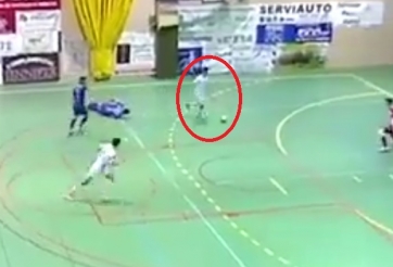 VIDEO: Pha phá bóng ra ngoài 'đẹp hơn siêu phẩm'