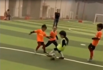 VIDEO: Kỹ năng đi bóng siêu phàm của thần đồng bóng đá Trung Quốc