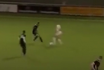 VIDEO: Tiền đạo vô danh tái hiện siêu phẩm của Ronaldo béo